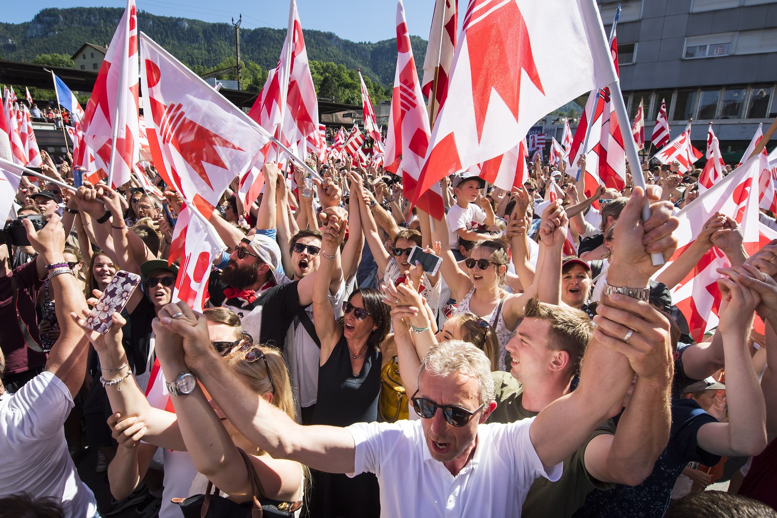 Les militants pro-jurassiens fete la victoire du &quot;Oui&quot; sur la place de la gare ce dimanche 18 juin 2017 a Moutier. Le 18 juin, les citoyens de Moutier doivent choisir entre le maintien dans  ...