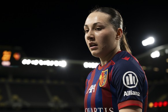 Mara Tauriello (FC Basel Frauen) begibt sich nach dem Erhalt einer roten Karte in die Umkleidekabinen, in der Verlaengerung im Fussballspiel der Women's Super League Halbfinale zwischen den BSC Y ...