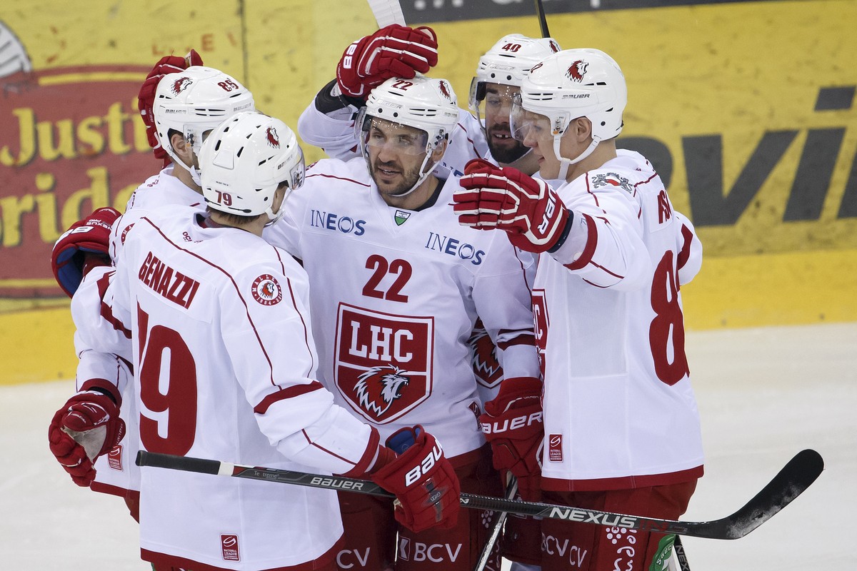 Lausanne's forward Eric Walsky #22 celebrates his goal with teammates defender Dario Trutmann #86, defender Joel Genazzi #79, center Etienne Froidevaux, 2nd right, and forward Harri Pesonen, of F ...