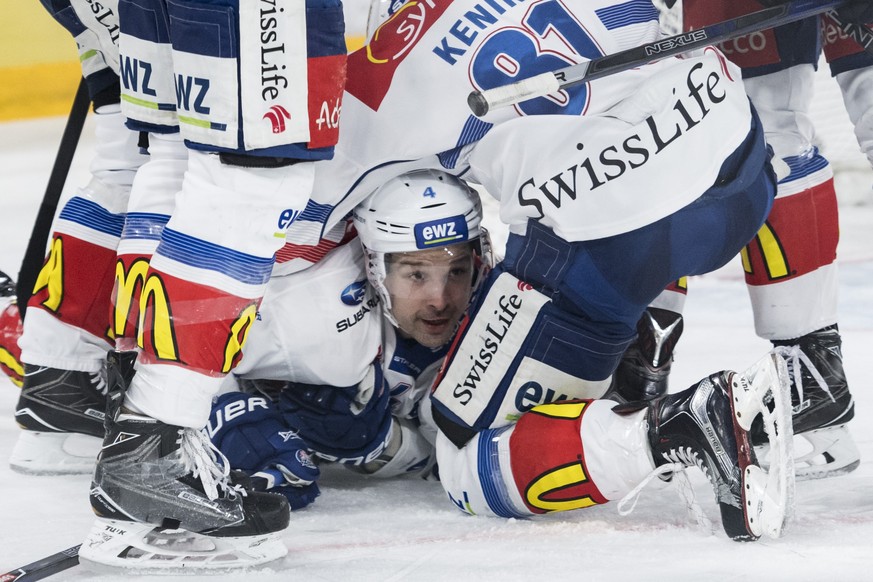 Der Zuercher Patrick Geering, unten, wird von seinen Mitspielern geherzt, nach seinem Tor zum 2:2, im Eishockey-Meisterschaftsspiel der National League zwischen dem EHC Biel und den ZSC Lions, am Frei ...