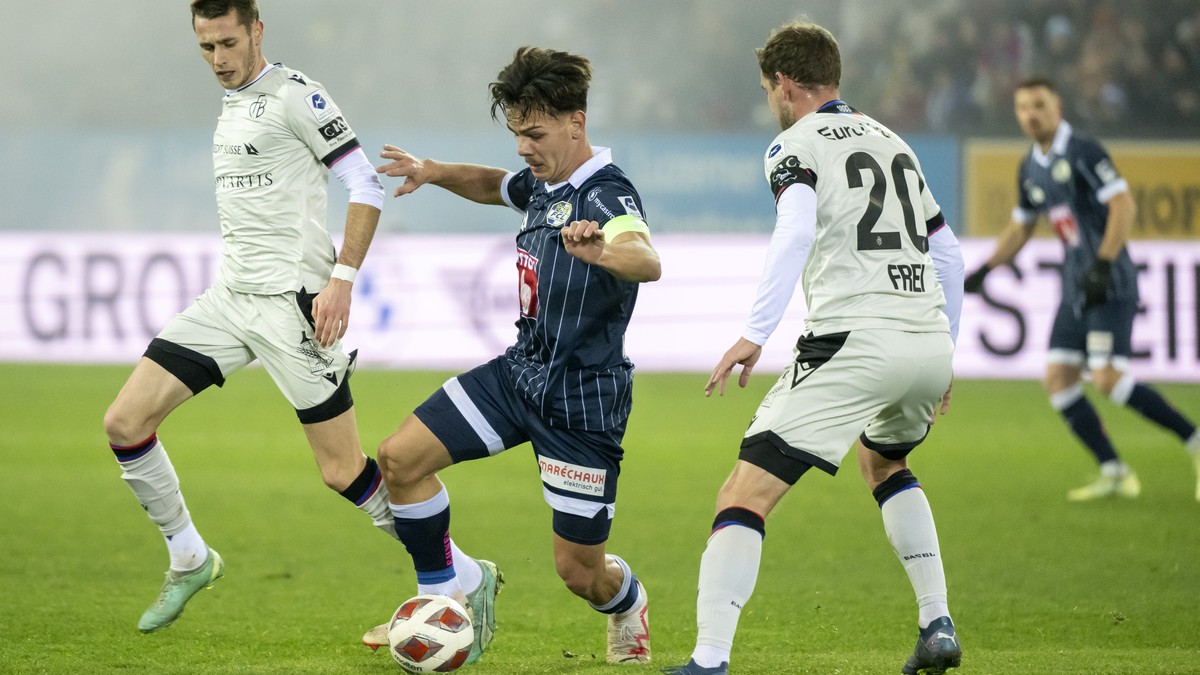 Luzerns Ardon Jashari, Mitte, gegen Basels Jonathan Dubasin, links, und Fabian Frei, rechts, im Fussball Meisterschaftsspiel der Regular Season der Super League zwischen dem FC Luzern und dem FC Basel ...