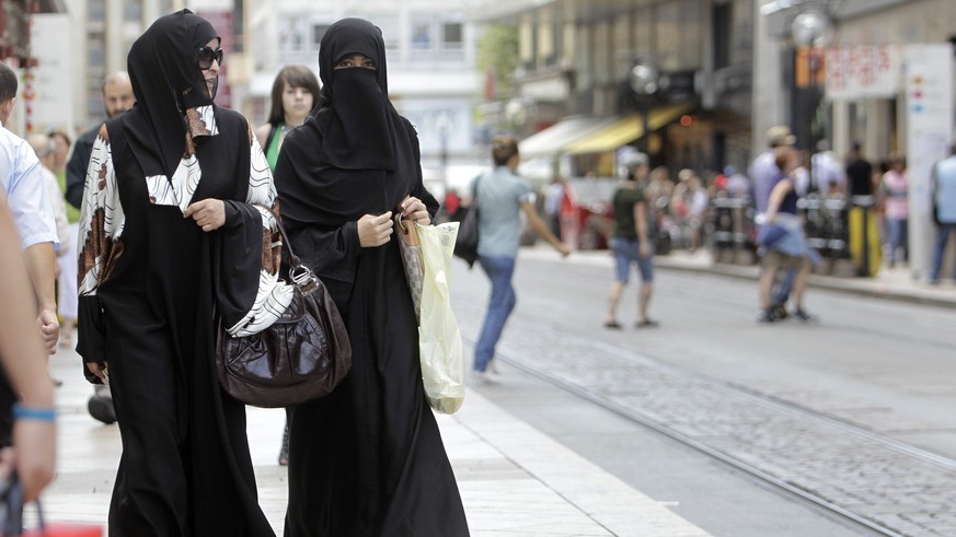 ARCHIVBILD ZUM ENTSCHEID DES STAENDERATES ZUR FORDERUNG EINES VERHUELLUNGSVERBOTES IN DER SCHWEIZ, AM 09. MAERZ 2017 ---- Two veiled women walk on the street, in Geneva, Switzerland, Monday, August 3, ...