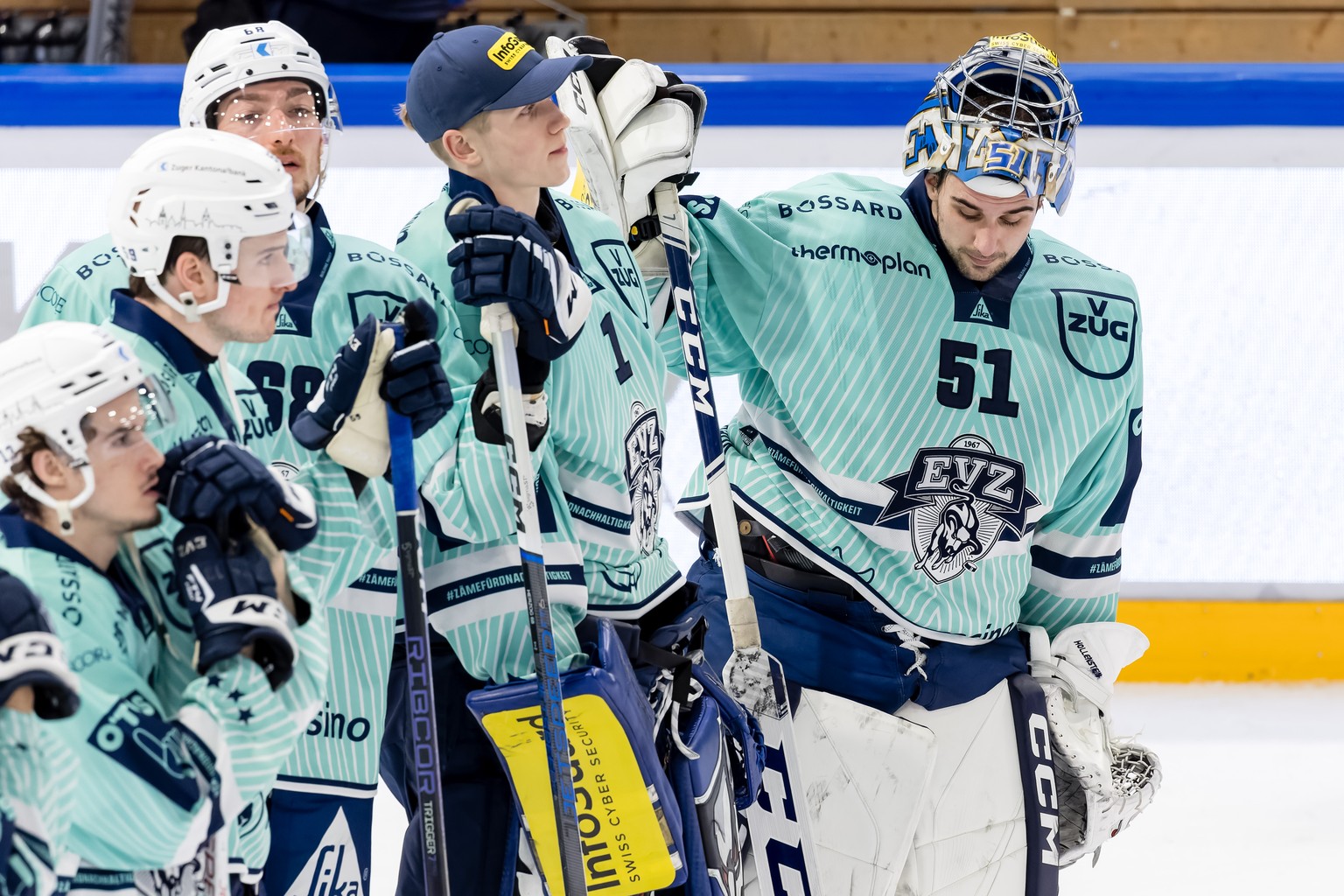 Enttaeuschung bei EV Zugs Torhueter Luca Hollenstein, rechts, und seinen Mitspieler nach dem Eishockey Qualifikationsspiel der National League zwischen dem EV Zug und dem HC Davos am Donnerstag, 4. Ja ...