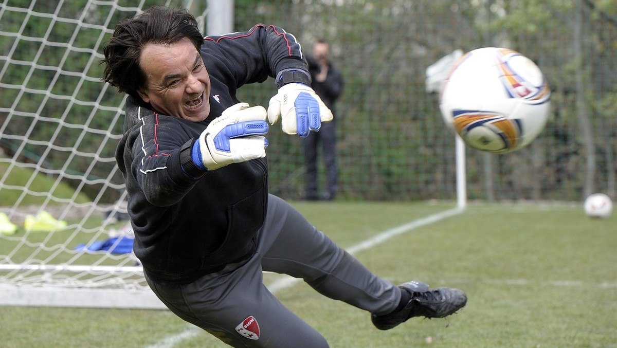 Christian Constantin, president du FC Sion a defie son joueur Geoffroy Serey Die au tir au but ce mercredi 18 avril 2012 apres l'entrainement du club a Martigny. L'ivoirien a droit a 20 tirs ...