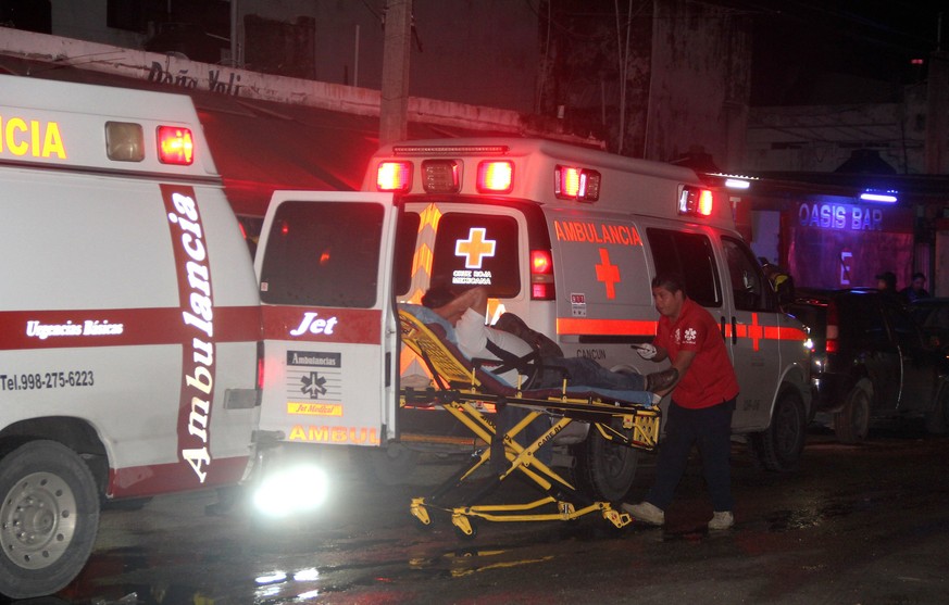epa06479775 Emergency personnel transfer injured people after an armed attack at a bar in the City of Cancun, Quintana Roo, Mexico, 27 January 2018. EPA/Alonso Cupul