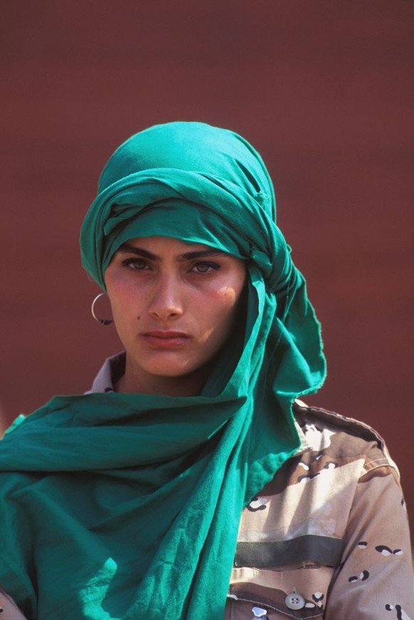 TRIPOLI, LIBYA - SEPTEMBER: Gaddafi's female bodyguard, September 1996. (Photo by Alexis DUCLOS/Gamma-Rapho via Getty Images)
