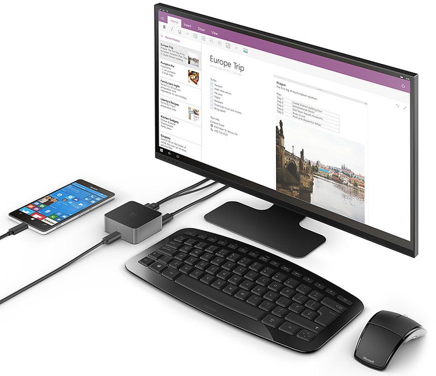Das Lumia 950 wird über das separat erhältliche Display Dock (im Bild rechts neben dem Smartphone) mit einem Monitor verbunden, um es als Mini-PC zu nutzen.&nbsp;Mit dem Display Dock (rund 80 Franken) lassen sich Office- und andere Handy-Apps auf dem PC-Bildschirm verwenden.<br data-editable="remove">