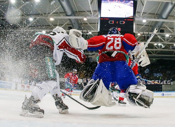 Lausanne HC Stuermer Benjamin Antonietti, links, gegen EHC Kloten Torhueter Martin Gerber waehrend dem Eishockey-Halbfinal-Cupspiel zwischen dem EHC Kloten und Lausanne HC am Donnerstag, 5. Januar 201 ...