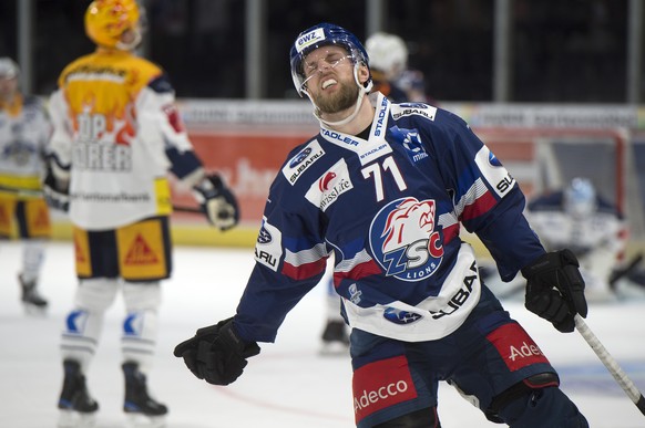 Jubel zum 5:4 bei Zuerichs Torschuetze Fredrik Pettersson im zweiten Eishockey Playoff-Viertelfinalspiel der National League zwischen den ZSC Lions und dem EV Zug, am Dienstag, 13. Maerz 2018, im Zuer ...