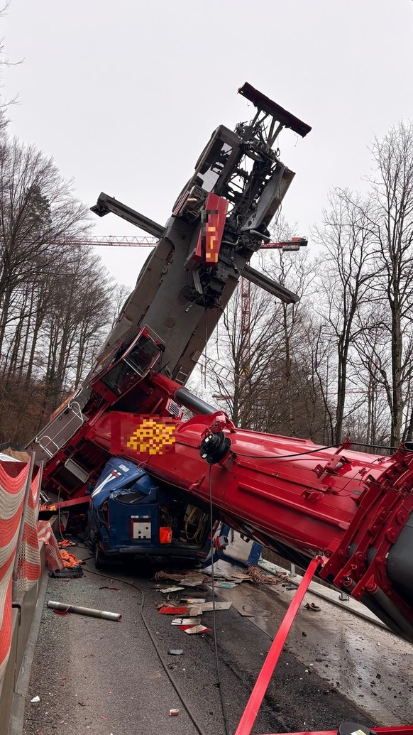 Stallikon Pneukran umgekippt