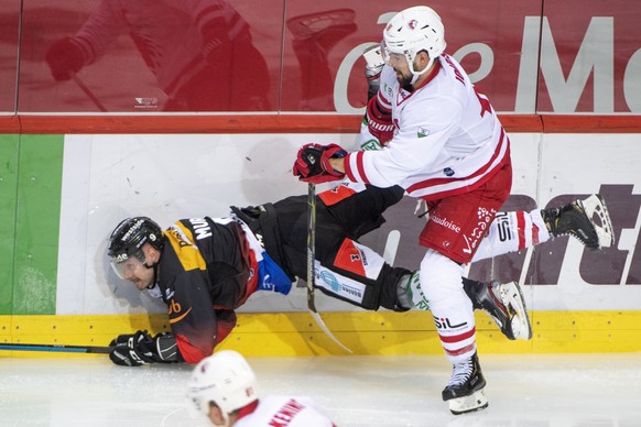 Berns Jan Mursak, links, kaempft um den Puck gegen Lausannes Josh Jooris, rechts, waehrend des Meisterschaftsspiels der National League, zwischen dem SC Bern und dem HC Lausanne, am Freitag, 22. Novem ...