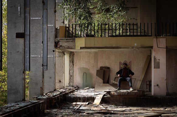 Tausende Trümmerteile, ein Baum, der oben wächst, und ein dort aufgestellter Thron. Ja, es ist absurd.