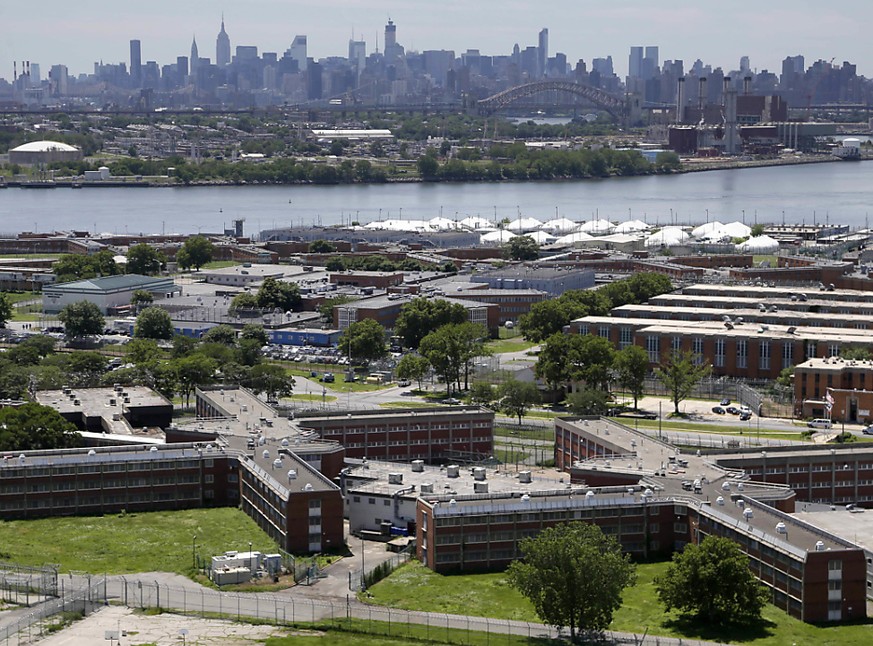 Die New Yorker Gefängnisinsel Rikers Island vor der Skyline von Manhattan. (Archiv)