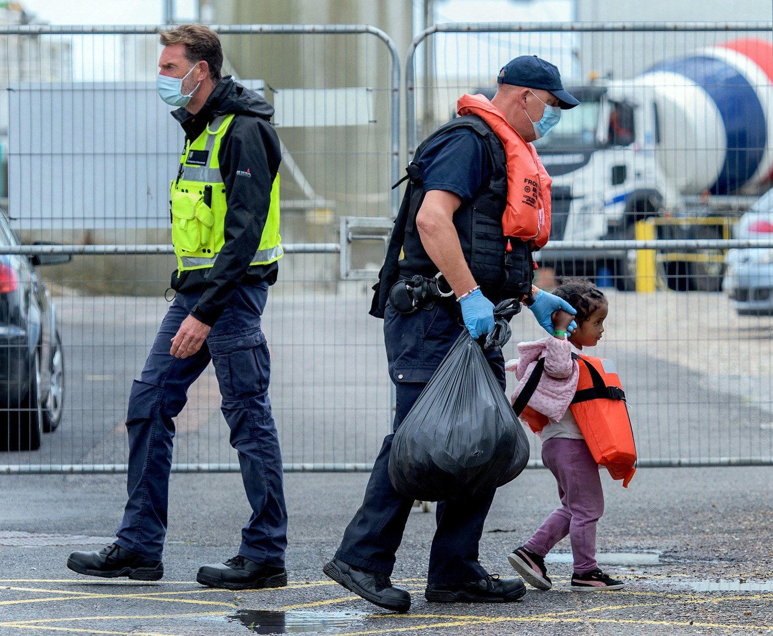 Ende April 2022: Ein kleines Mädchen wird in Dover, Kent, Grossbritannien von den Grenzschutzbehörden abgefangen.