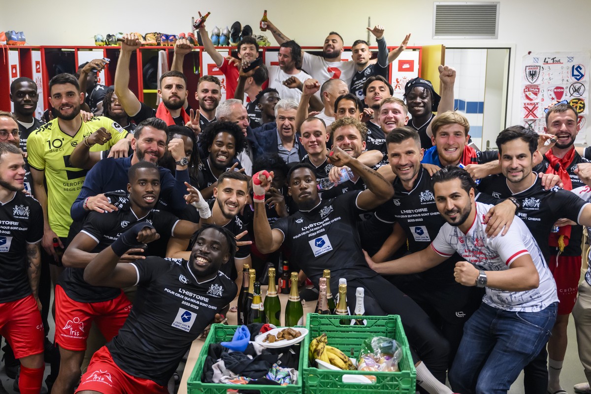 L'equipe du SLO fete dans le vestiaire la promotion en Super League avec au centre Vartan Sirmakes, le president du FC Stade Lausanne Ouchy lors du match retour du barrage de promotion en Super L ...