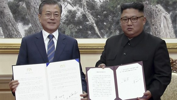 Der südkoreanische Präsident Moon Jae In und der nordkoreanische Machthaber Kim Jong Un haben ein gemeinsames Abkommen unterzeichnet. Die koreanische Halbinsel soll von Atomwaffen befreit werden.&nbsp;