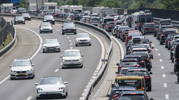 Der Reiseverkehr von dem Gotthard Tunnel in Richtung Sueden zwischen Goeschenen und Erstfeld staute sich bis auf 15 Km laenge, am Samstag, 23. Juli 2022 in Erstfeld.(KEYSTONE/Urs Flueeler).