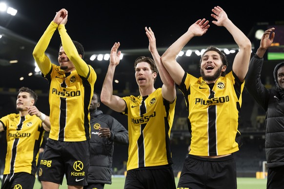 Filip Ugrinic (YB), Zachary Athekame (YB), Cedric Itten (YB), und Jaouen Hadjam (YB), von links, jubeln nach dem Sieg (2-1) nacht dem Fussball Meisterschaftsspiel der Swiss Super League zwischen BSC Y ...