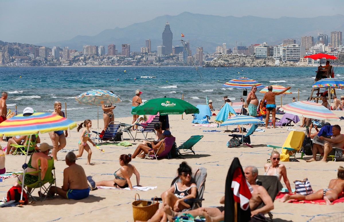 epa09201417 People enjoy the sun on the beach of Benidorm, Alicante, Spain, 15 May 2021, during the first full weekend after the State of alarm was lifted on 09 May 2021. EPA/MANUEL LORENZO
