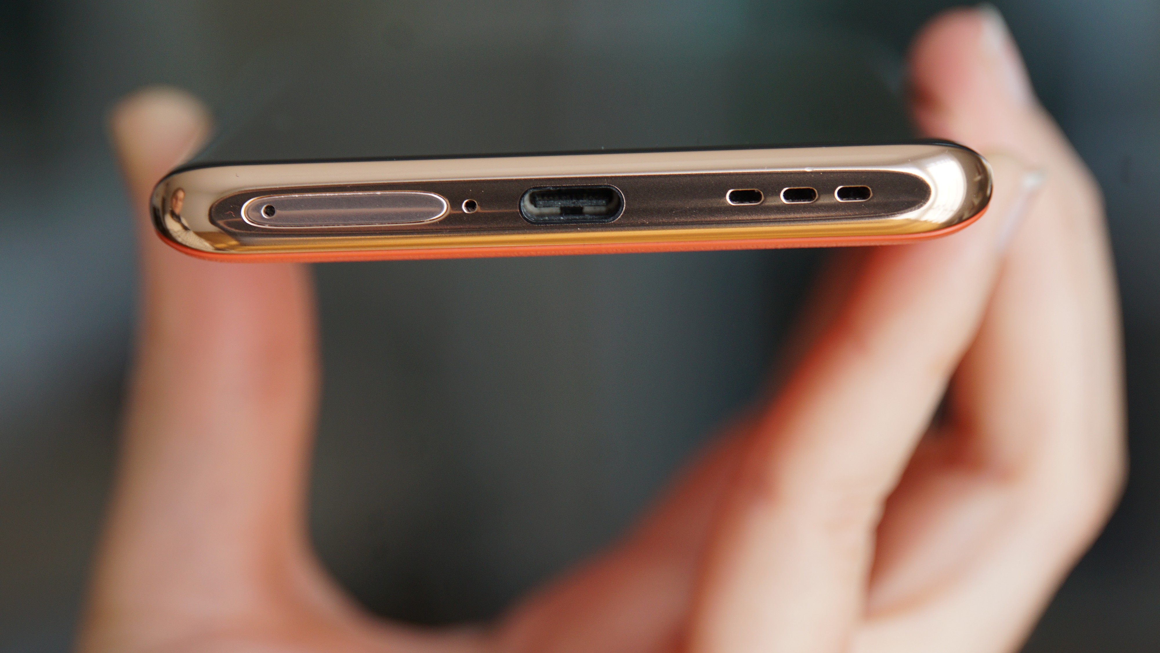 Auf der Unterseite befinden sich SIM-Einschub, USB-C-Port und der Lautsprecher. Einen separaten Kopfhörer-Anschluss oder eine Speichererweiterung gibt es nicht.