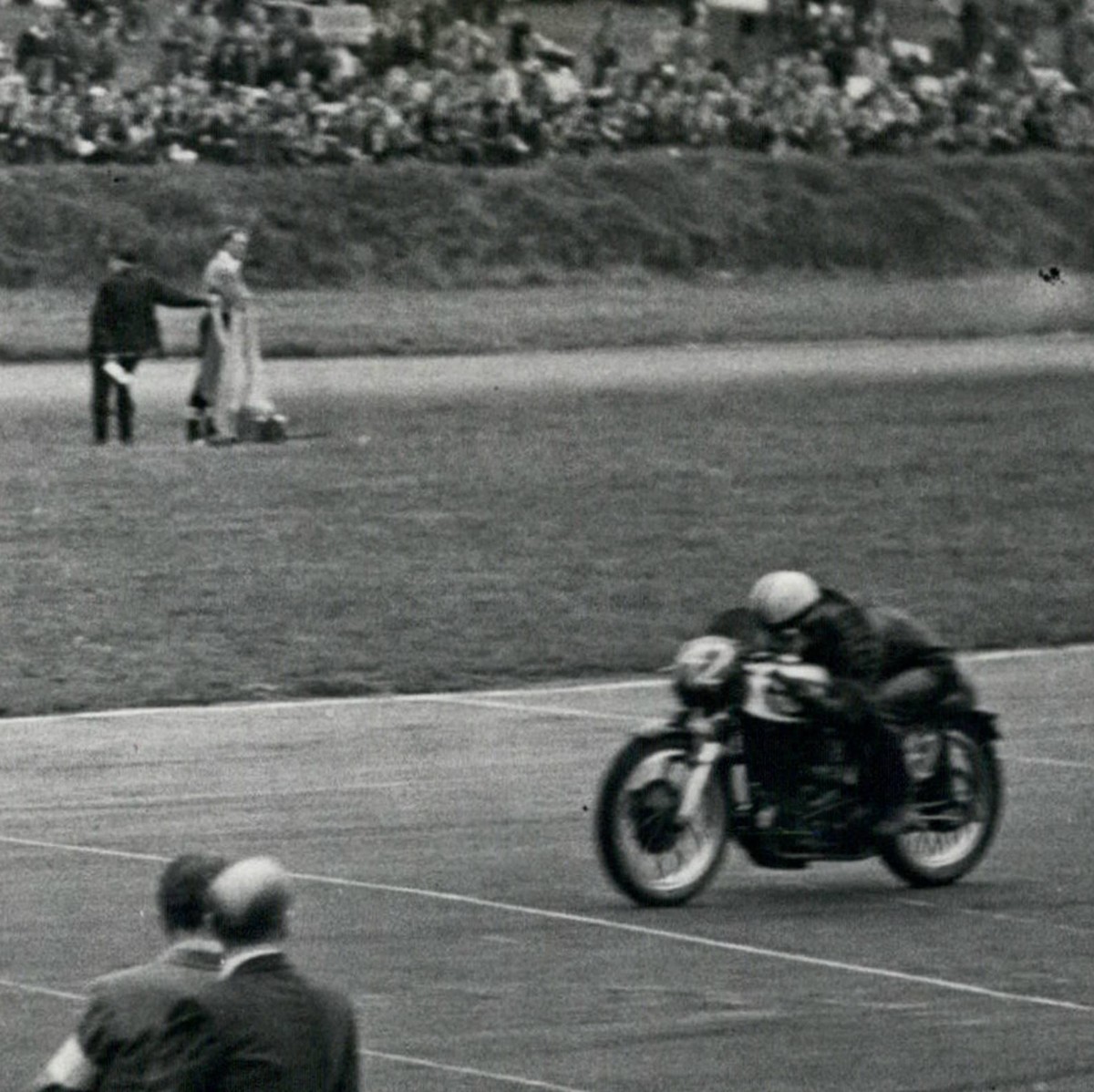 IMAGO / ZUMA Press/Keystone
Oct. 10, 1955 - 60,000 Cheer Wonder Boy Of Motor-Cycling As He Beats World Champion Geoff Duke: It was a battle of giants and a battle of motor-cycling brilliance between ...
