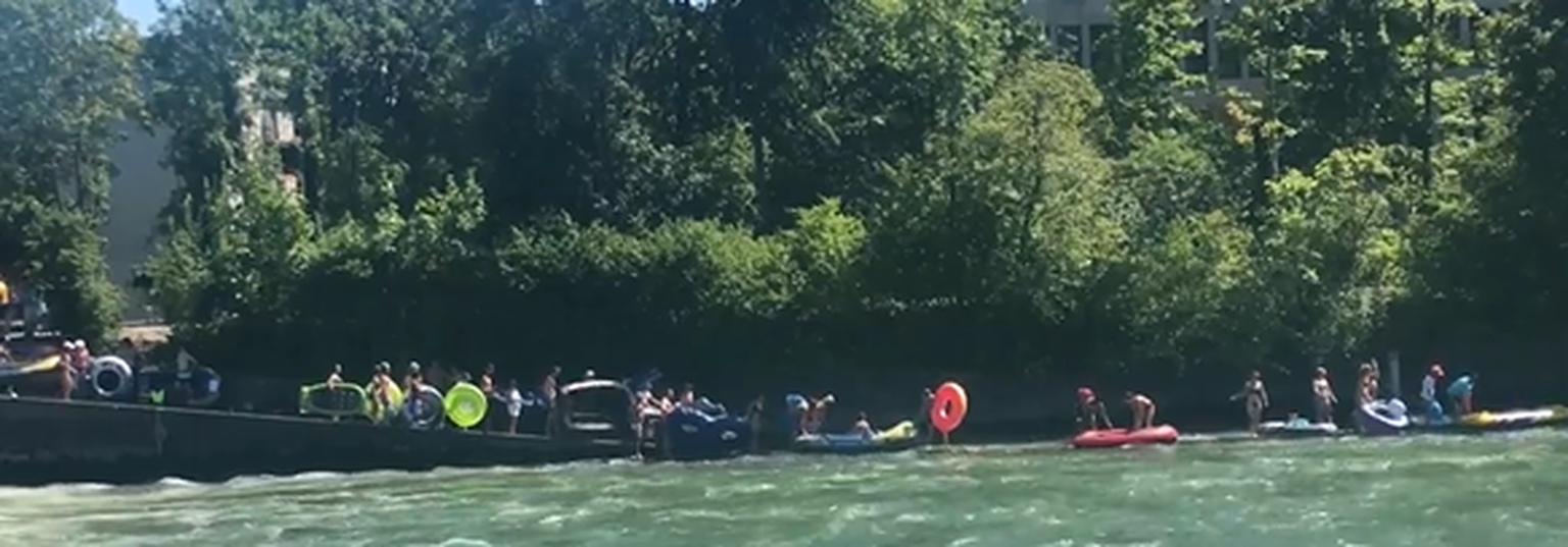 Eine Karawane von Böötlern wassert auf der Limmat ein.