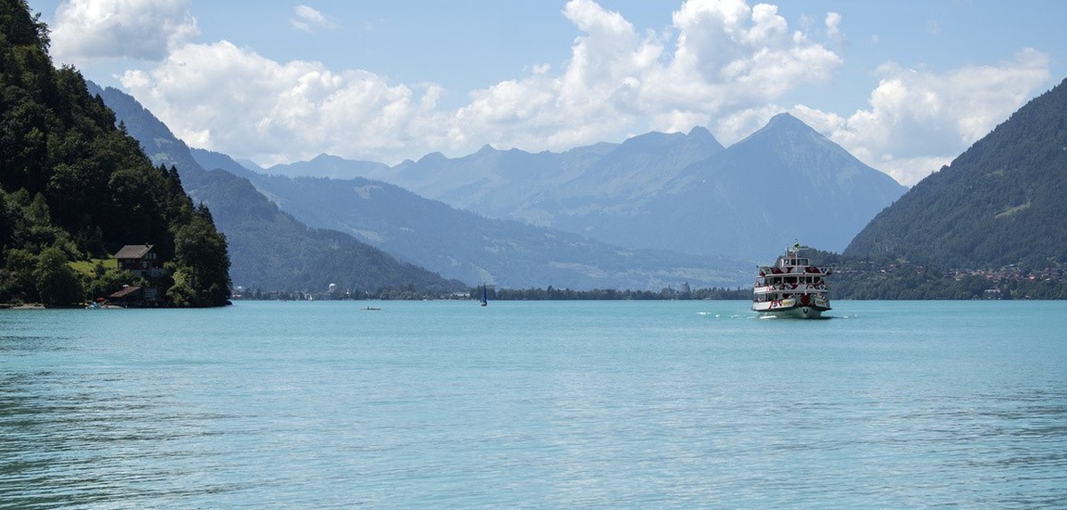 Das Motorschiff ãJungfrauÒ von der BLS Schifffahrt, gleitet auf dem Brienzersee, am Samstag, 25. Juli 2020, in Iseltwald. Das Personenschiff wurde im Jahre 1954 gebaut und hat ein Fassungsvermoegen vo ...