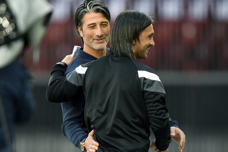 Der Grasshopper Trainer Murat Yakin, links, und sein Bruder Hakan, rechts, liegen sich in den Armen nach dem Sieg beim Fussballspiel der Super League Grasshopper Club Zuerich gegen den FC Sion im Stad ...