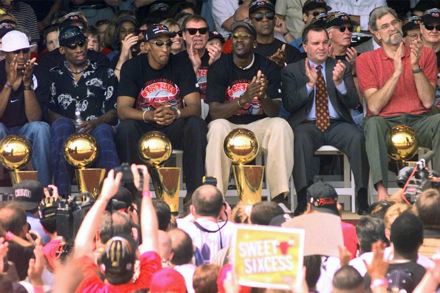Rodman, Pippen, Jordan, Jackson – die Bulls mit ihren Pokalen.