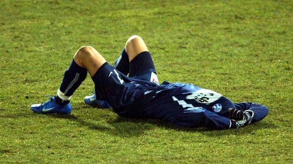 Der Zuercher Tariq Chihab am Boden zerstoert nach der 6-5 Niederlage beim Fussball Cup Halbfinalspiel zwischen den Grasshoppers und dem FC Zuerich, am Mittwoch, 3. Maerz 2004, in Zuerich. (KEYSTONE/Wa ...