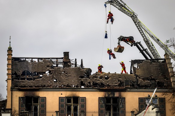 Einsatzkraefte von Schutz und Rettung Zuerich beim Abbruch des Dachstockes des historischen Gebaeudes des Freimaurerzentrums neben dem Lindenhof, am Montag, 26. Januar 2026 in Zuerich. Das in der Nach ...
