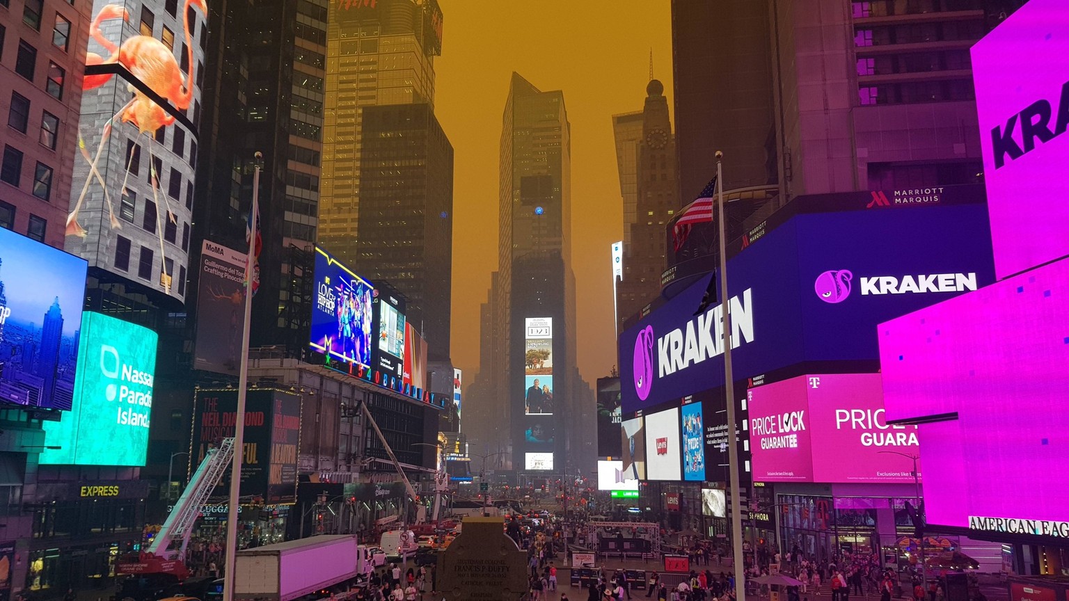 Photograph showing the sky colored orange due to smoke resulting from the Canadian wildfires as seen from the Times Square area of New York today 07 June 2023. The alert for air quality due to the for ...