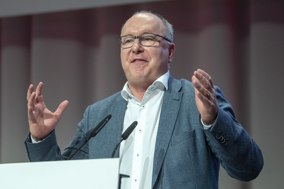 Der neue Praesident des SGB, Pierre-Yves Maillard, nach der Wahl, anlaesslich der SGB Delegiertenversammlung, am Samstag 1. Dezember 2018 in Bern. (KEYSTONE/Marcel Bieri)