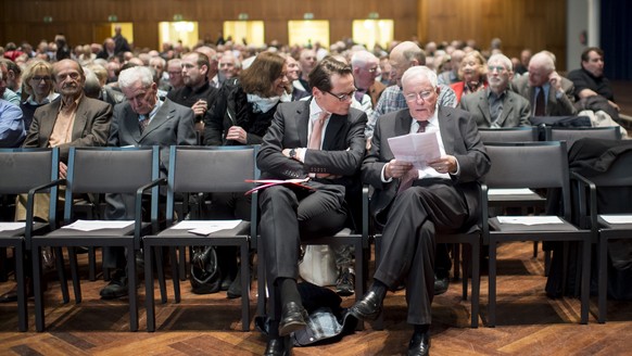 Roger Koeppel, links, Herausgeber der Zeitung &quot;Weltwoche&quot;, und Christoph Blocher, rechts, anlaesslich des SVP-Abendprogramms &quot;200 Jahre voelkerrechtliche Neutralitaet am Donnerstag, 19. ...