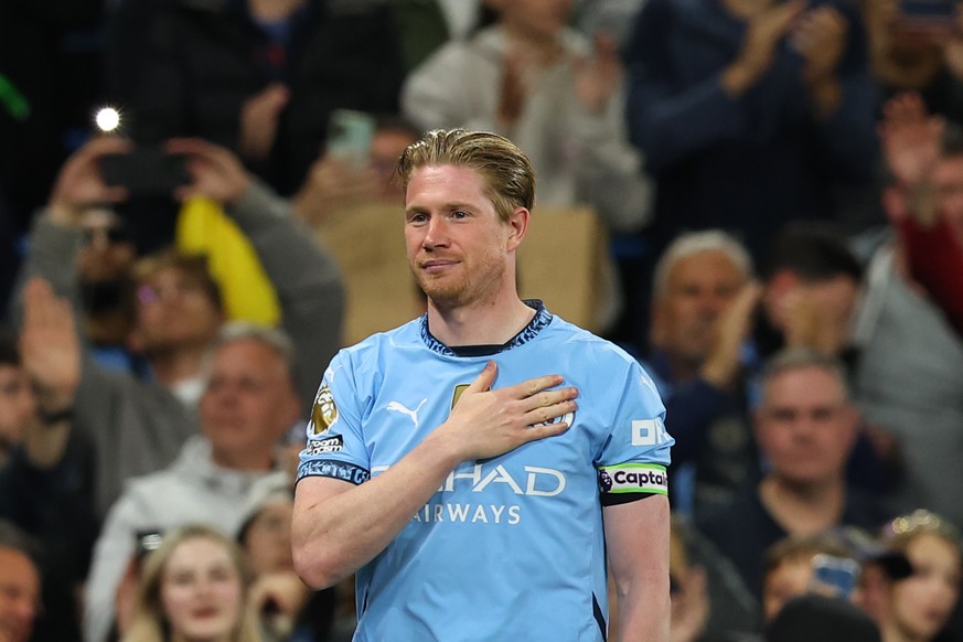 epaselect epa12120914 Kevin De Bruyne of Manchester City greets supporters in his final home game after the English Premier League soccer match between Manchester City and AFC Bournemouth, at the Etih ...