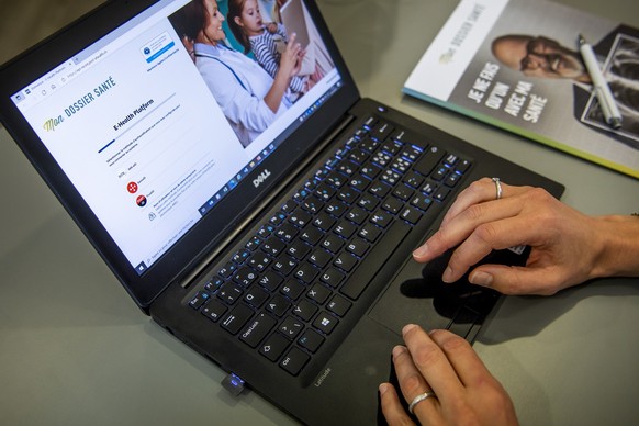 Une personne montre sur un ordinateur, "Mon Dossier Sante" le dossier electronique du patient neuchatelois lors d'une conference de presse le lundi 25 octobre 2021 a Neuchatel. "Mo ...
