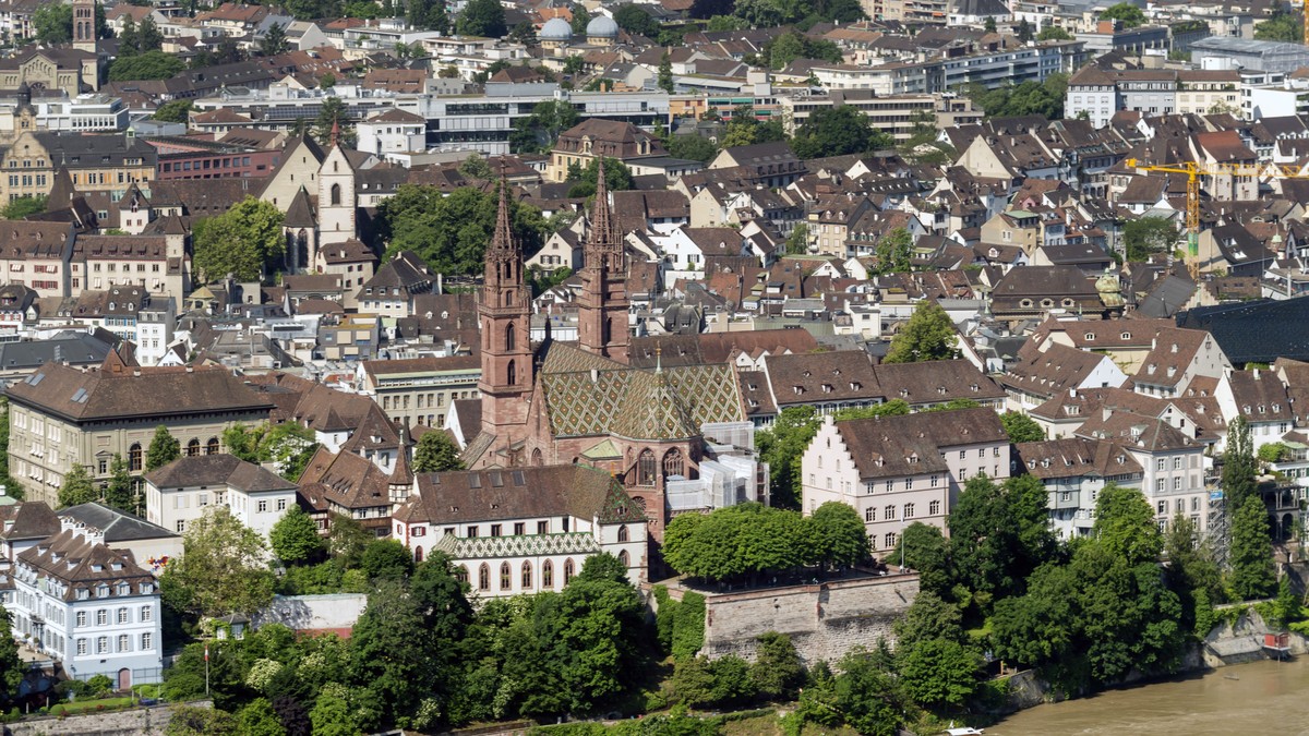 Aussicht auf die Stadt mit dem Muenster vom Roche Buerohochhaus Bau 2 aus gesehen, in Basel, am Freitag, 11. Juni 2021. (KEYSTONE/Georgios Kefalas)