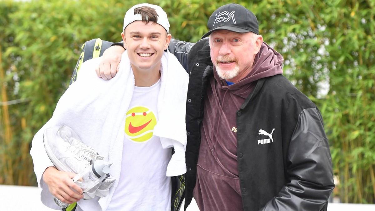Holger Rune et son entraineur Boris Becker avant le quart de finale l opposant Ã Novak Djokovic lors de l Open Rolex Paris Masters Holger Rune et son entraineur Boris Becker - H.Rune et son entraineur ...
