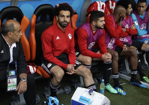 Egypt&#039;s Mohamed Salah, second left, sits on the bench ahead the group A match between Egypt and Uruguay at the 2018 soccer World Cup in the Yekaterinburg Arena in Yekaterinburg, Russia, Friday, J ...