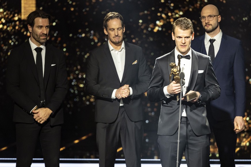 Lars Weibel, Patrick Fischer, Leonardo Genoni und Christian Marti, von links, erhalten den Preis Eishockey Nationalmannschaft Maenner Team des Jahres 2025 an der Verleihung der Sports Awards 2025 am S ...