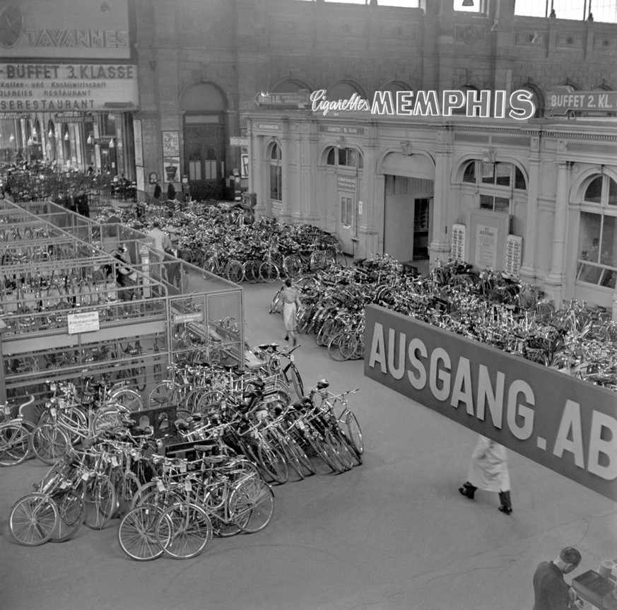 The bicycle station at the Main Station in Zurich, Switzerland, on April 29, 1942. (KEYSTONE/PHOTOPRESS-ARCHIV/Str)
Die Velostation im Zuercher Hauptbahnhof, aufgenommen am 29. April 1942. (KEYSTONE/ ...