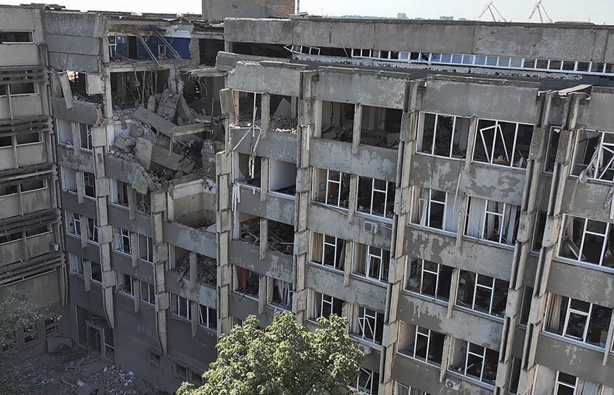 epa10076282 A handout photo made available by the press service of the State Emergency Service of Ukraine shows a damaged building after a shelling in Mykolaiv, Ukraine, 17 July 2022. According to Myk ...