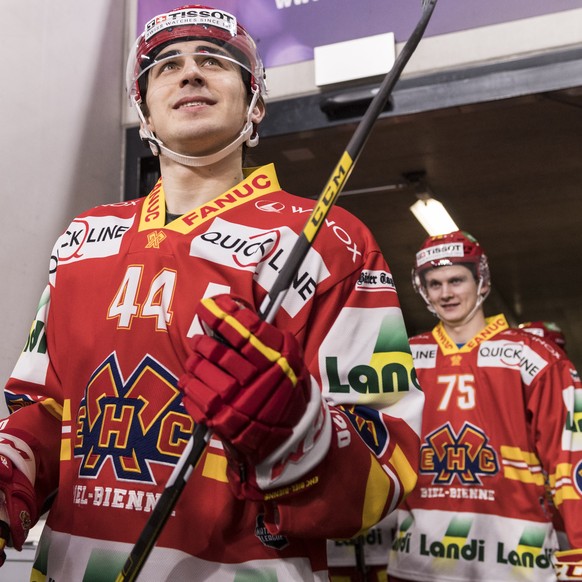 Biels Samuel Kreis und seine Mitspieler schreiten zur Bande vor dem Eishockey Meisterschaftsspiel der National League zwischen dem EHC Biel und den ZSC Lions, am Freitag, 28. Februar 2020 in der Tisso ...