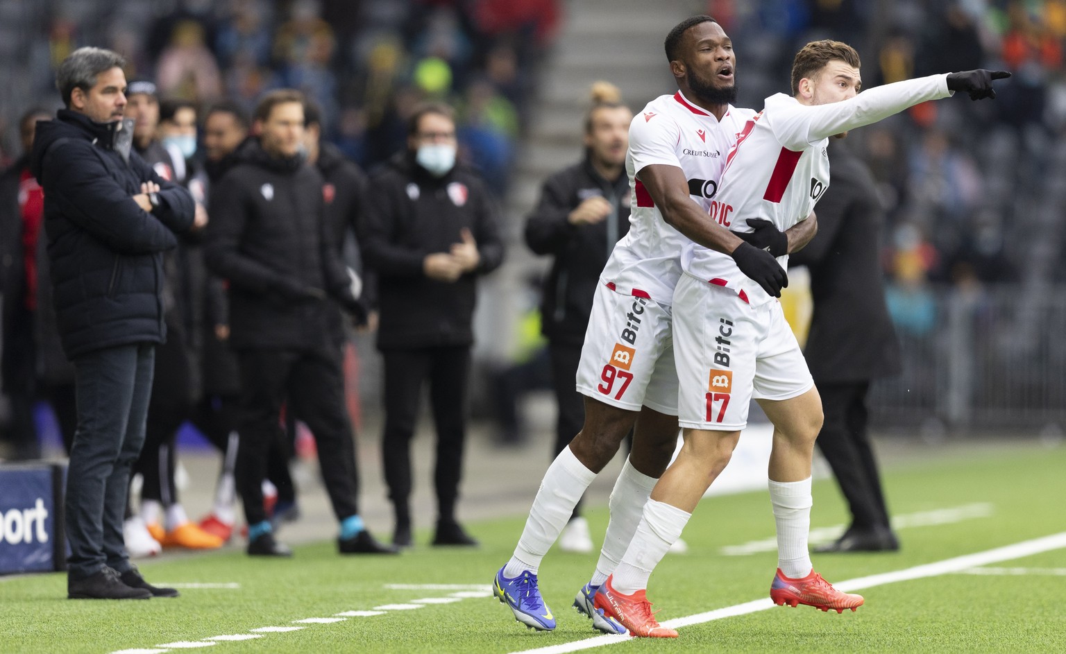 Sions Filip Stojilkovic, rechts, und Sions Dimitri Cavare jubeln nach dem Tor zum 0-2 neben YBs Trainer David Wagner, links, im Super League Spiel zwischen dem BSC Young Boys Bern und dem FC Sion, am  ...