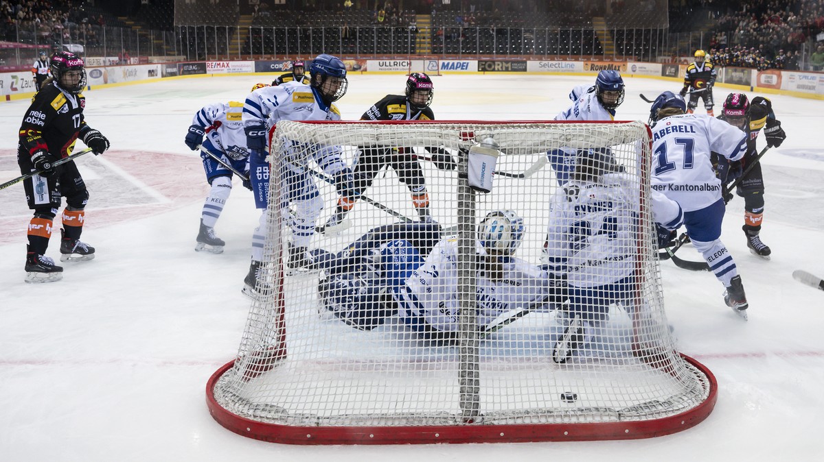 Zugs Spielerinnen muessen den Treffer zum 2-2 hinnehmen beim dritten Eishockey-Playoff Finalspiel der PostFinance Women's League zwischen den SC Bern Frauen und dem EV Zug Frauen, am Donnerstag,  ...