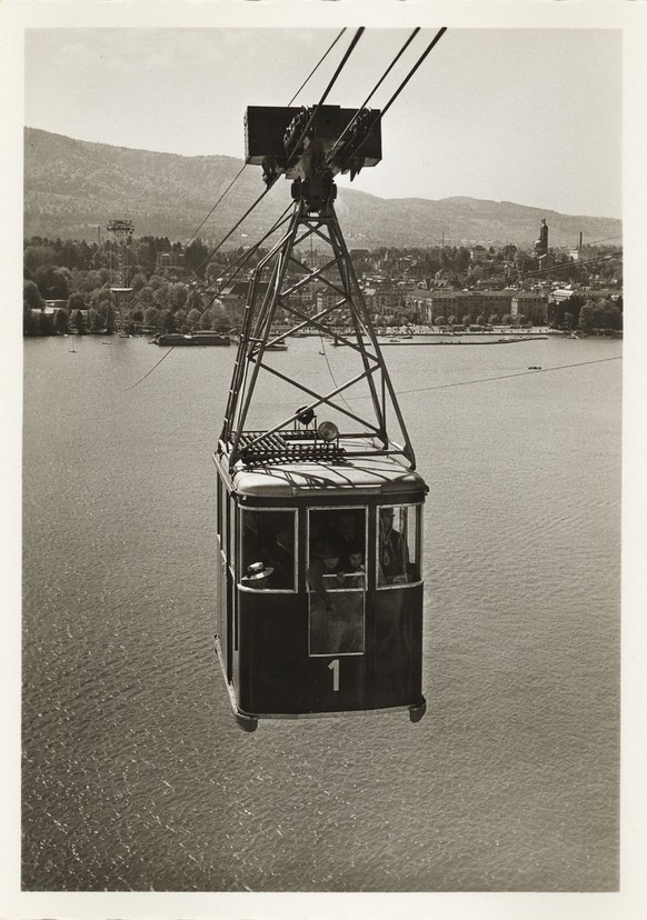 Blick auf die Landi-Bahn vom Turm am Zürichhorn aus.&nbsp;Eine Fahrt über den See dauerte knapp 3 Minuten; pro Stunde konnten 15 Kabinen abgefertigt werden.<br data-editable="remove">