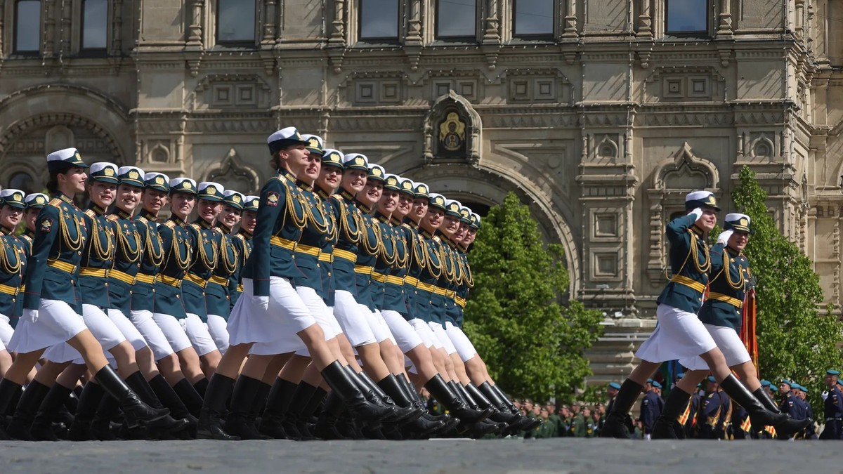 Des femmes soldats russes défilent en formation lors du défilé militaire organisé l'année dernière à Moscou à l'occasion de la «Journée de la Victoire».