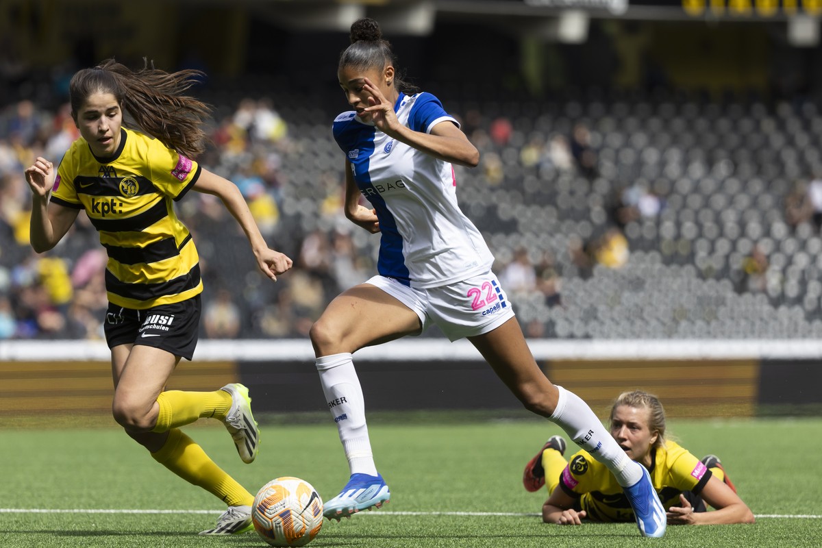 Giulia Schlup (YB), links, und Sydney Schertenleib (GC) in Aktion im Fussball Playoff Viertelfinal Rueckspiel der Women's Super League zwischen dem BSC YB-Frauen und dem Grasshopper Club Zuerich, ...