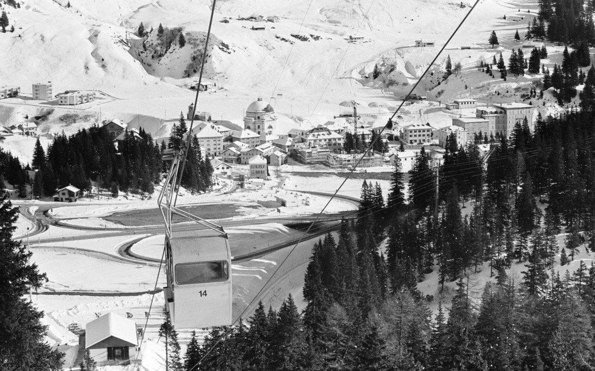 Eine Gondelbahn im Skigebiet San Bernardino, Kanton Graubuenden, aufgenommen am 19. Dezember 1972. (KEYSTONE/PHOTOPRESS-ARCHIV/Str)