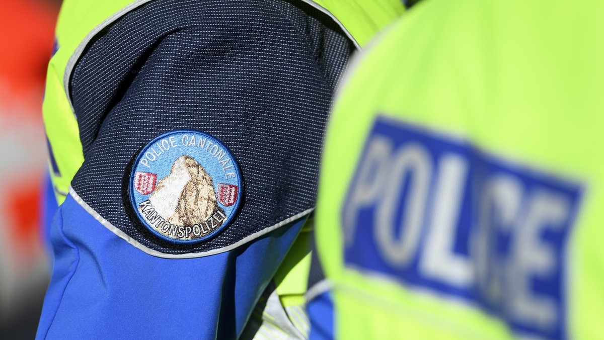 Un policier de la Police Cantonale Valaisanne photographie lors d'un controle routier lors de la presentation du renforcement des controles du trafic lourd (camion) ce lundi 16 novembre 2020 deva ...